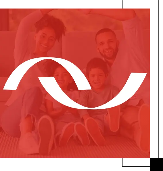 Família feliz no sofá com a logo da Ceriani Craveiro em sobreposição